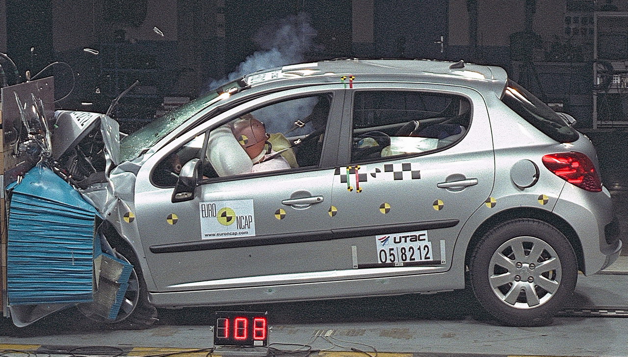 Scurit de la Peugeot 207 - crash-test Euroncap. Photo prise en cours de crash frontal. La partie avant se dforme pour absorber le choc, la cabine reste intacte. Les portires ne s'ouvrent pas, le montant du pare-brise ne subit aucune dformation.